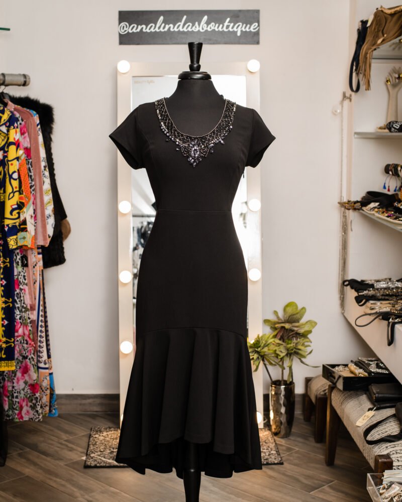 Vestido con bordado en cuello