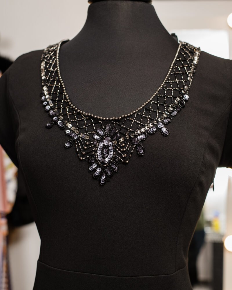Vestido con bordado en cuello - Image 4