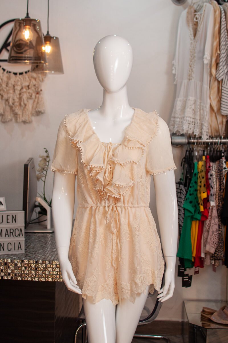 Jumpsuit de encaje con detalle en cuello