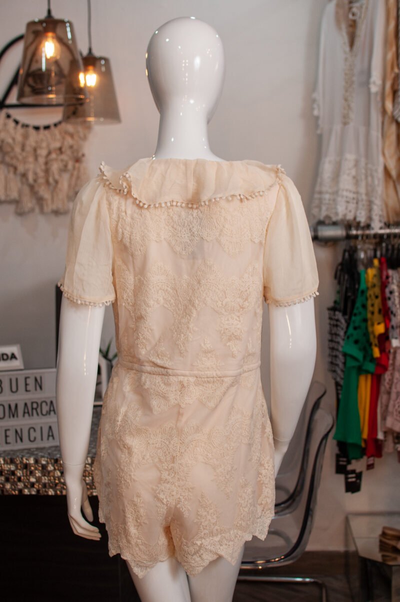 Jumpsuit de encaje con detalle en cuello - Image 5