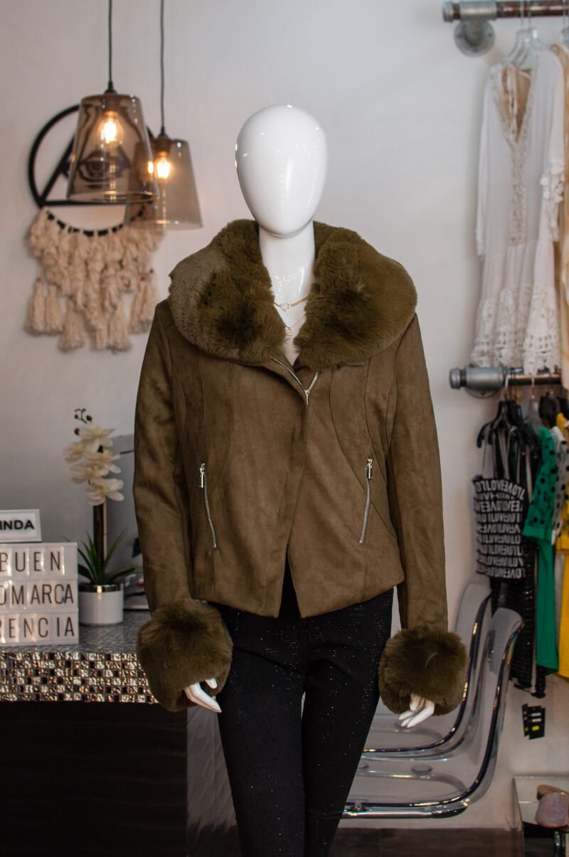 Chamarra velvet con detalles Faux Fur