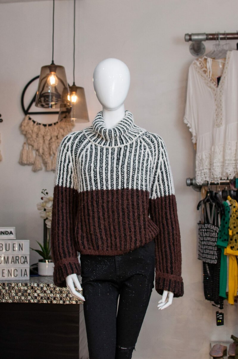 Suéter cuello alto blanco con café