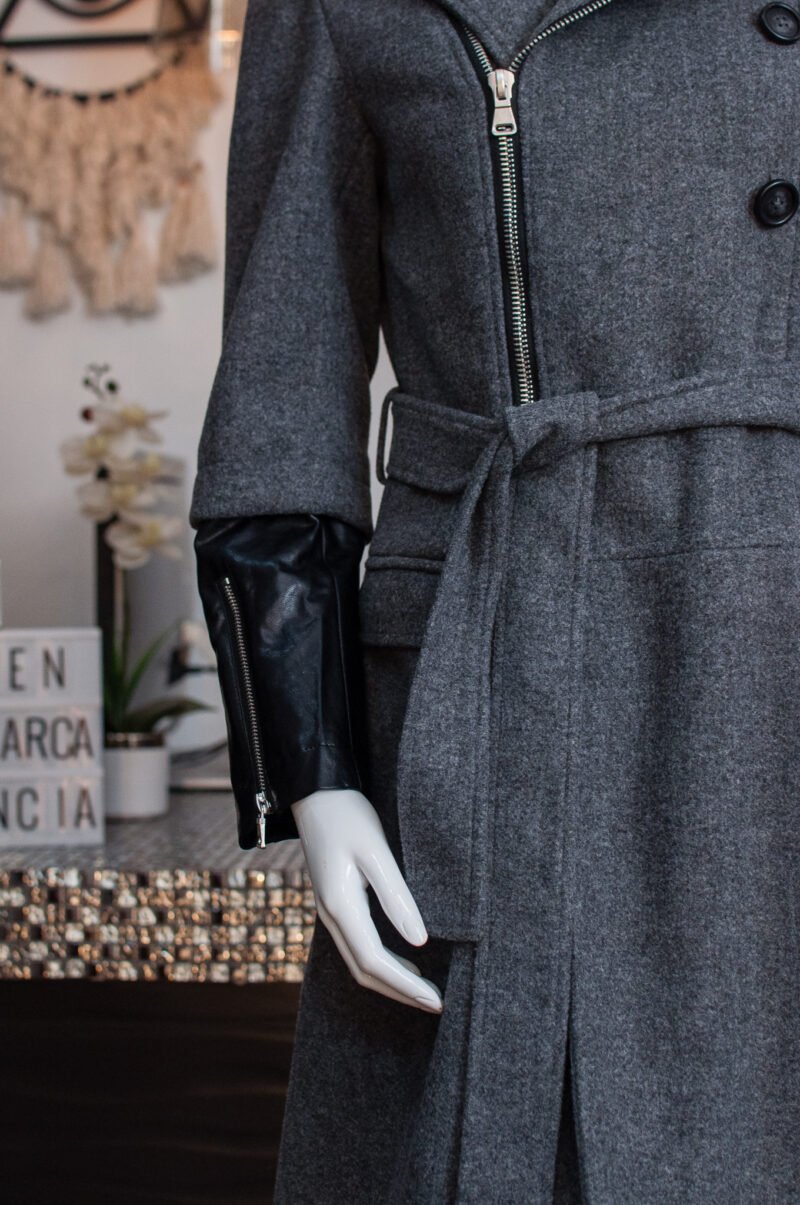 Abrigo gris con detalles de Tipo Piel - Image 3