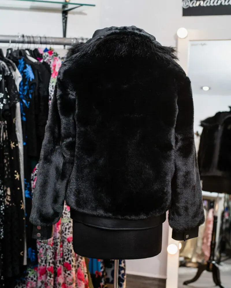 Chamarra negra con cuello de faux fur con tipo piel - Image 2