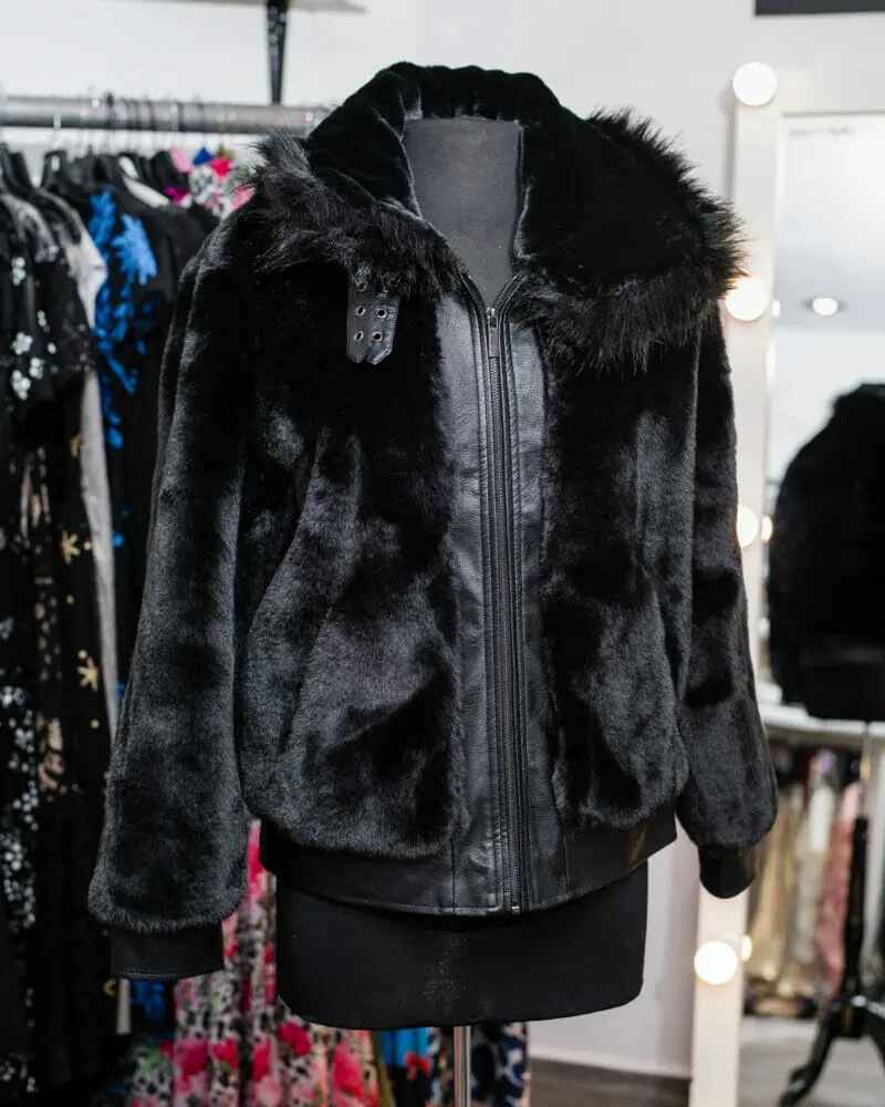 Chamarra negra con cuello de faux fur con tipo piel