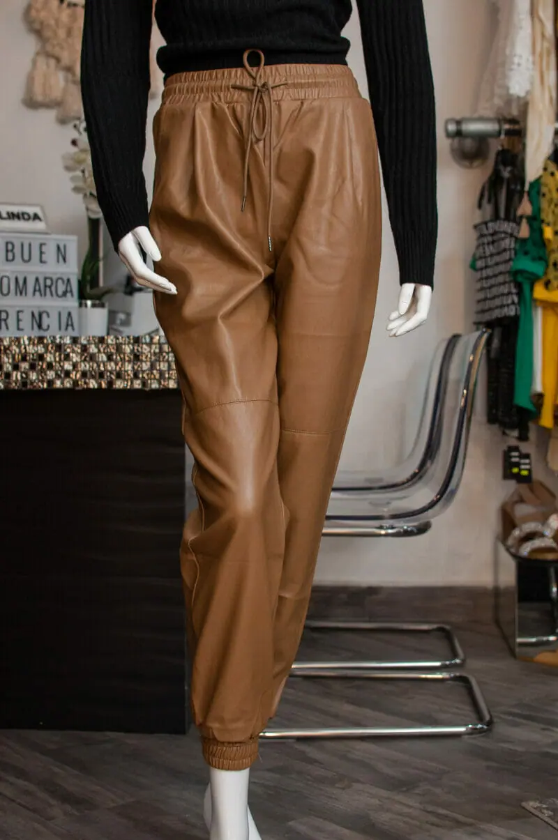 Jogger tipo piel