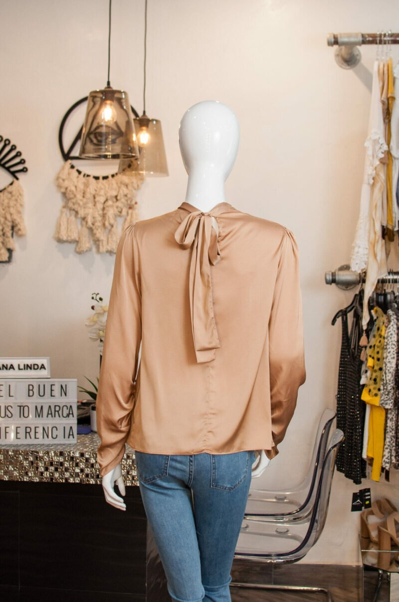 Blusa café manga larga - Image 2