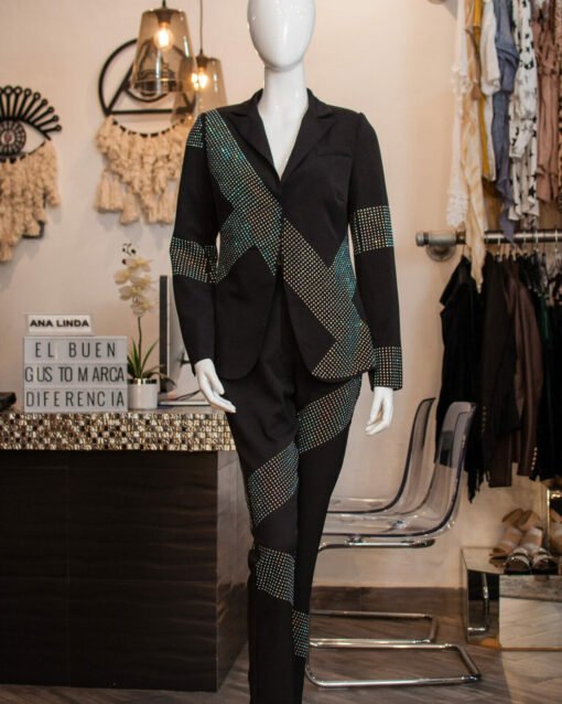 Set liso negro con detalle de brillos