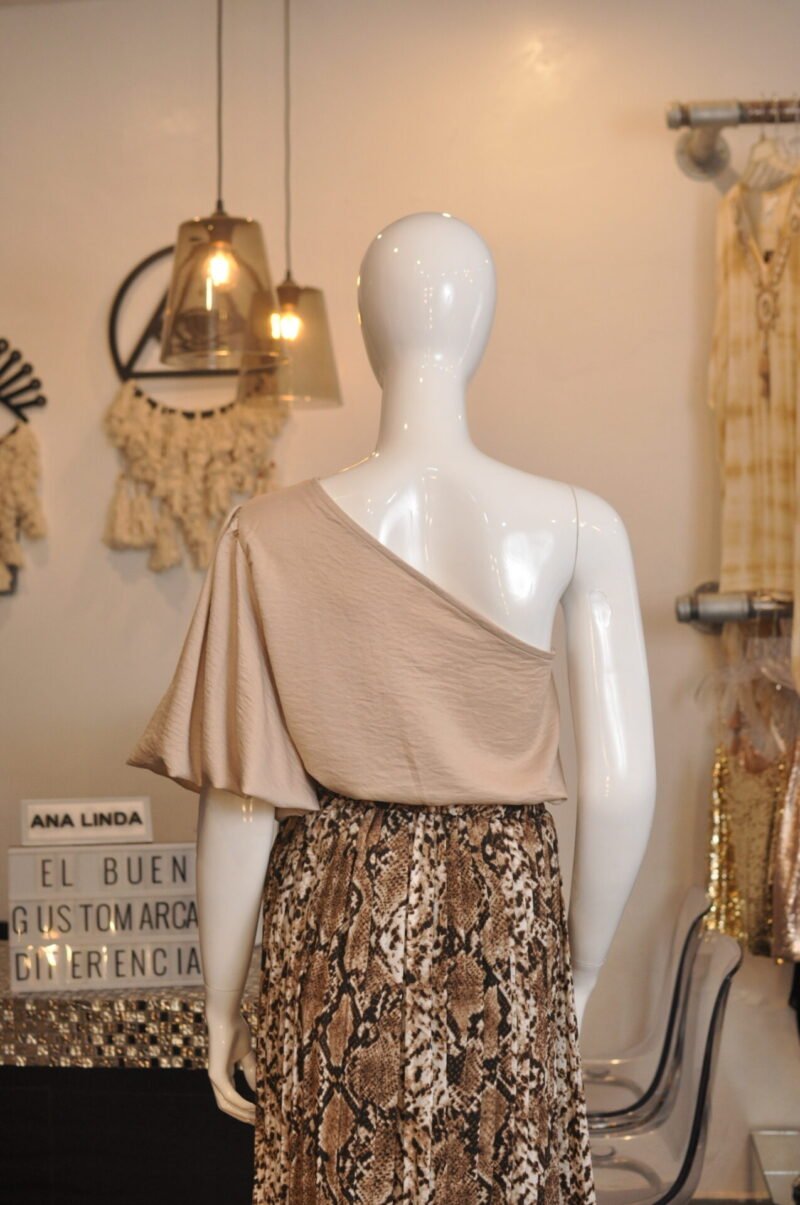 Blusa lisa de un hombro nude - Image 2
