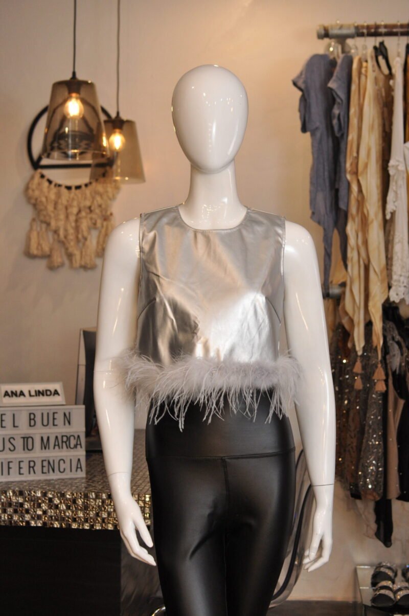 Blusa tipo piel con detalles de pluma plateada