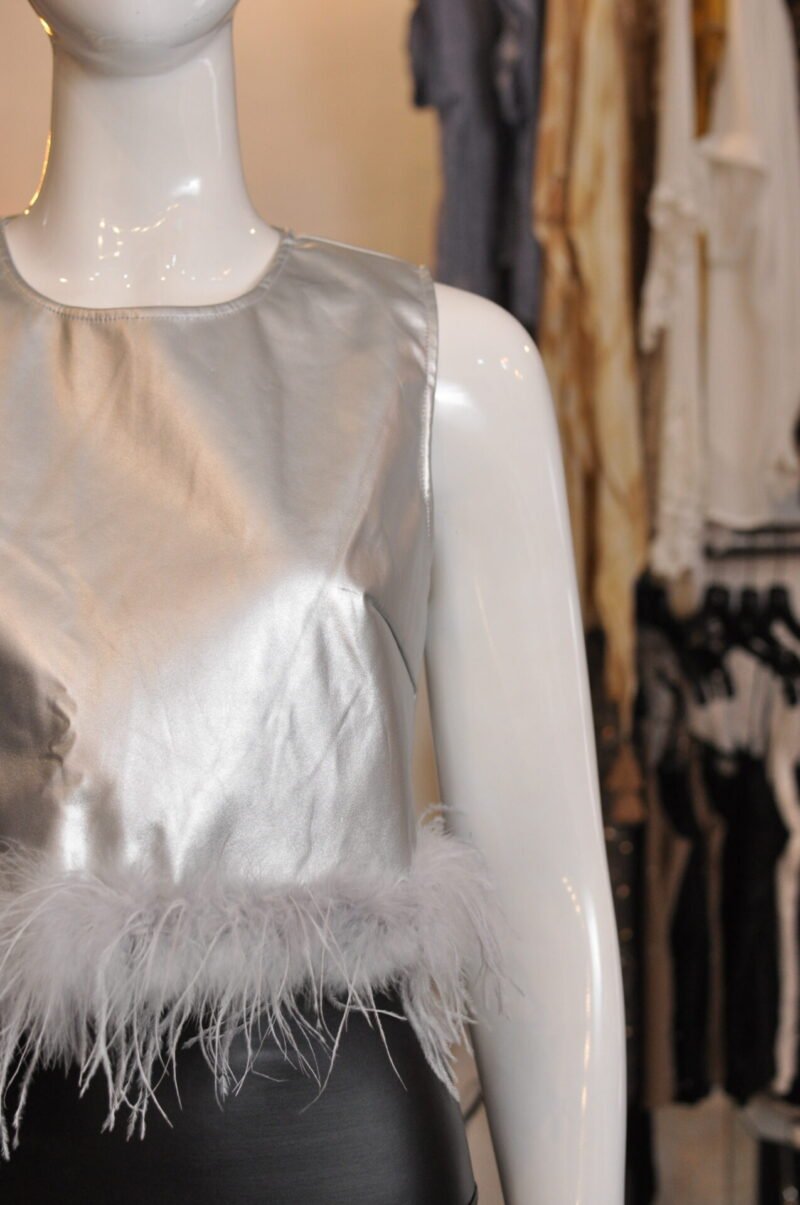 Blusa tipo piel con detalles de pluma plateada - Image 2