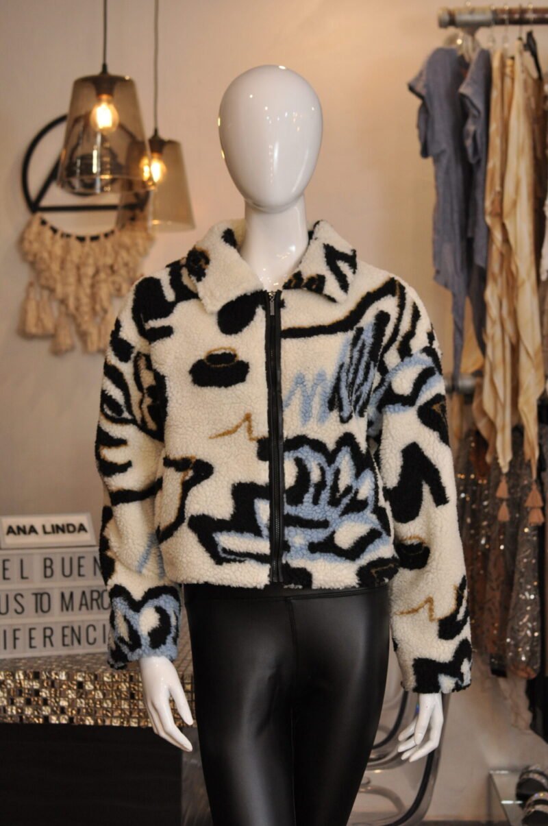 Chamarra de faux fur beige con estampado