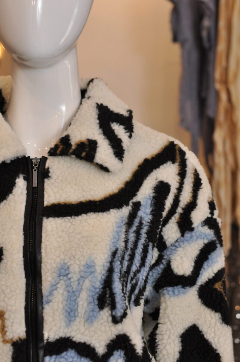 Chamarra de faux fur beige con estampado - Image 2