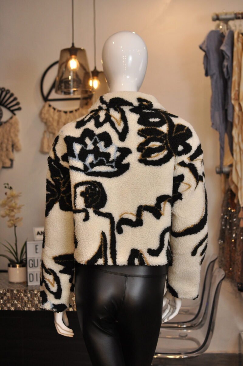 Chamarra de faux fur beige con estampado - Image 3