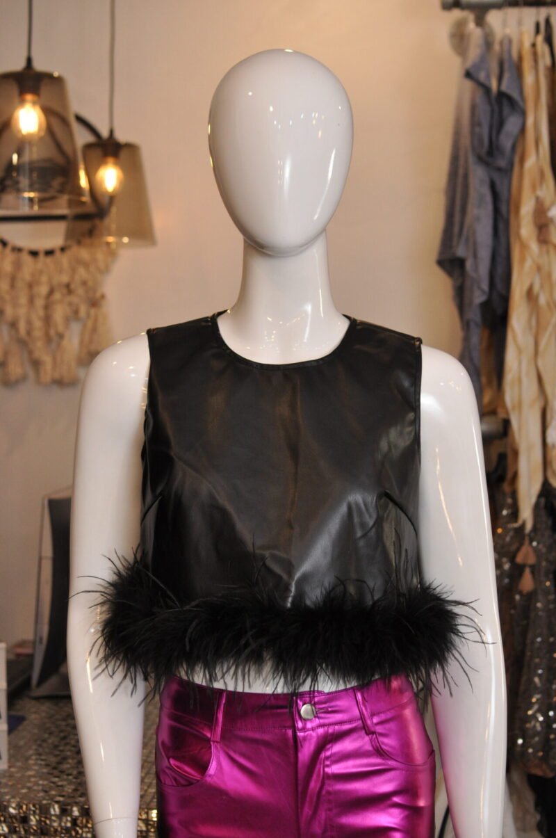 Blusa tipo piel con detalles de pluma negra
