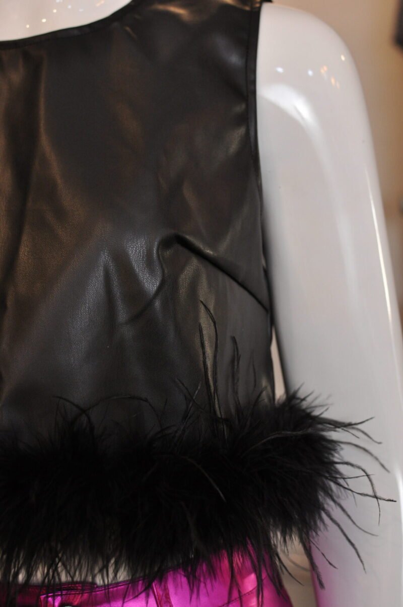 Blusa tipo piel con detalles de pluma negra - Image 2