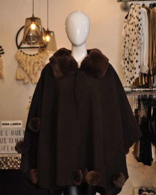 Capa cafe con detalles de faux fur