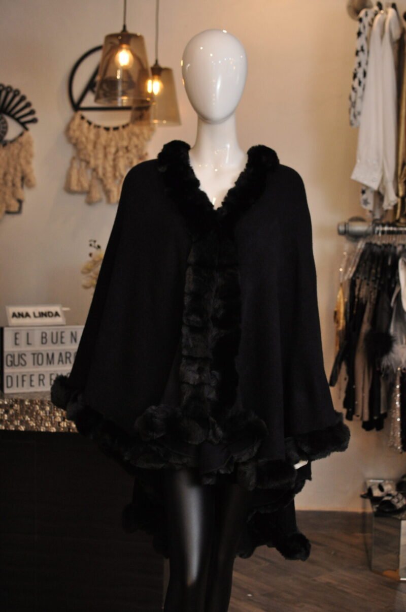 Capa sencilla con faux fur negra