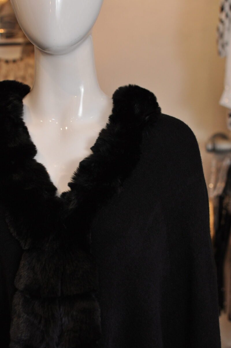 Capa sencilla con faux fur negra - Image 2