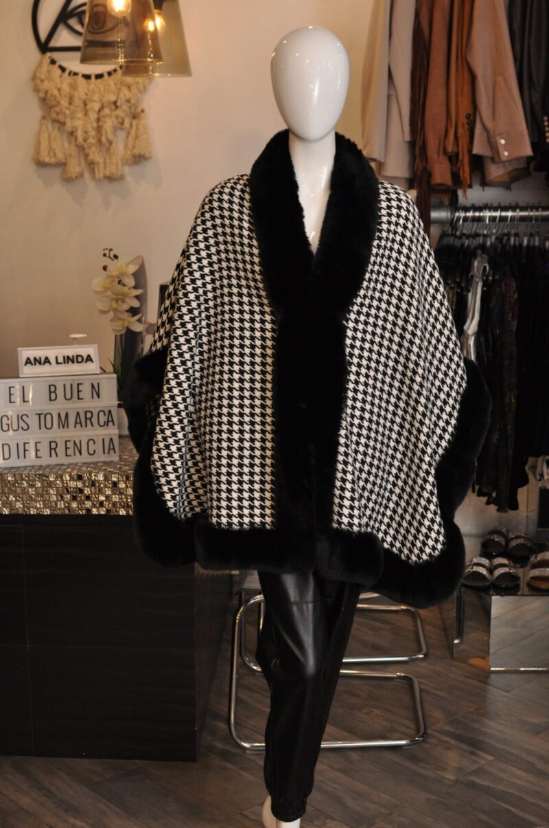 Capa pata de gallo con faux fur negra