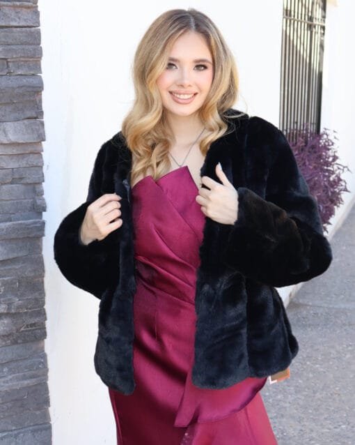 Abrigo de faux fur negro corto