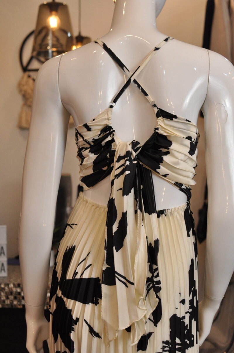 Vestido largo plisado beige con estampado - Image 4