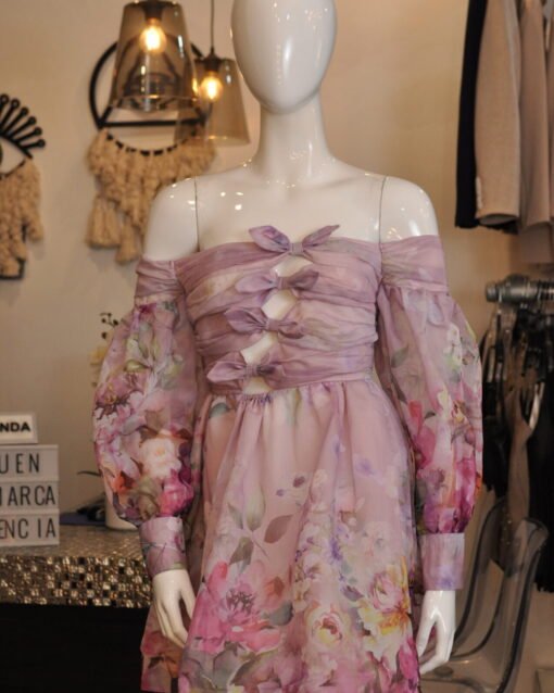 Vestido corto lila con estampado de flores