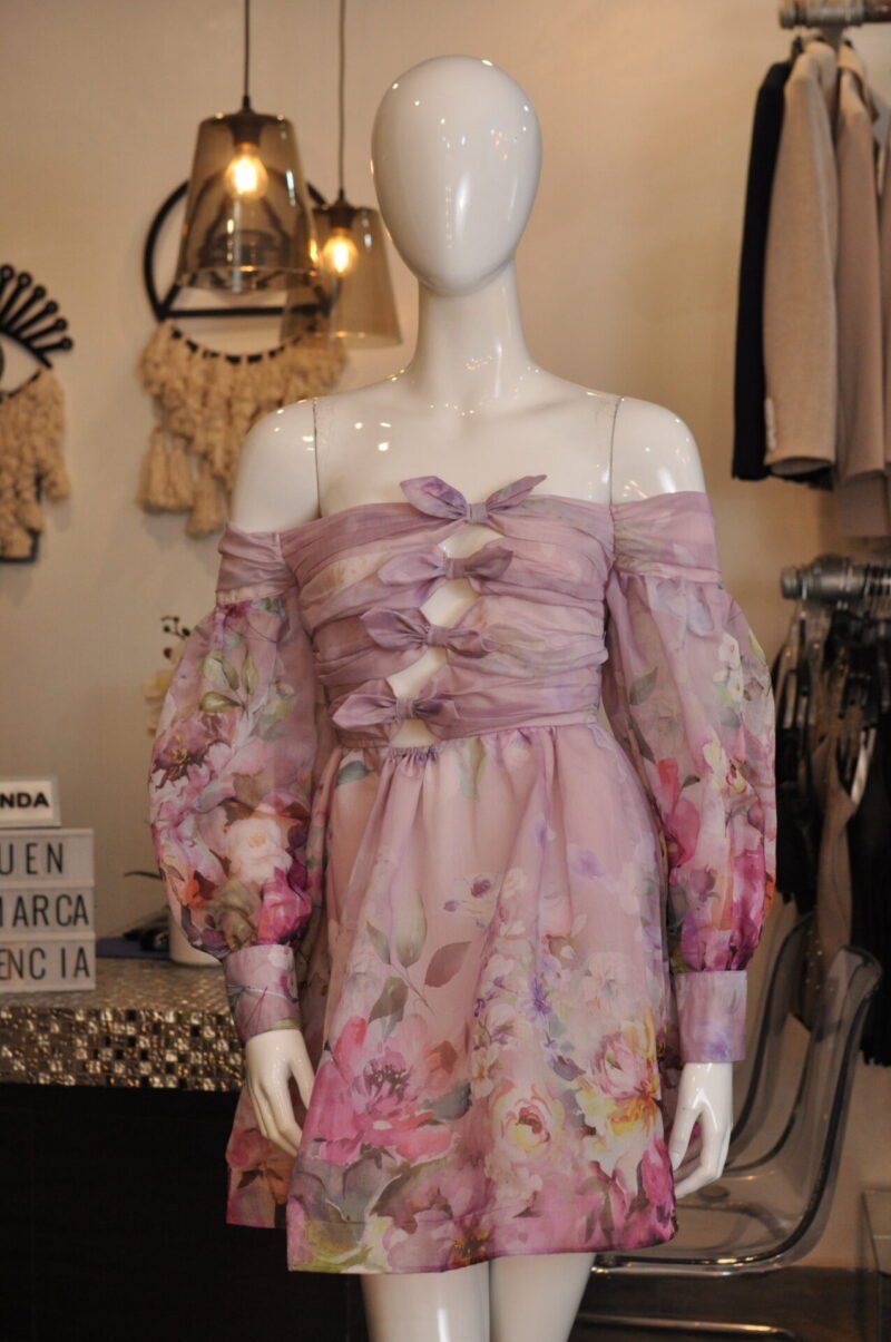 Vestido corto lila con estampado de flores