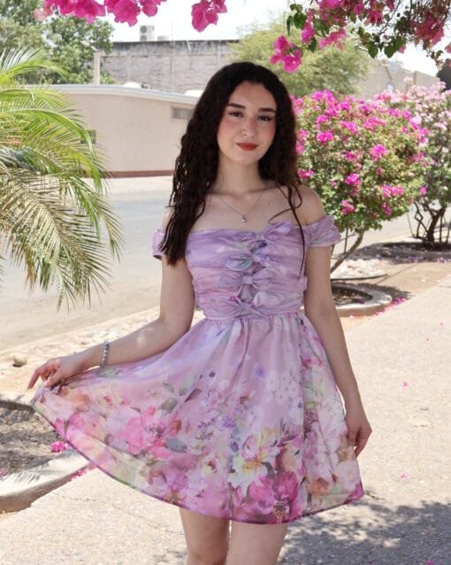 Vestido corto lila con estampado de flores