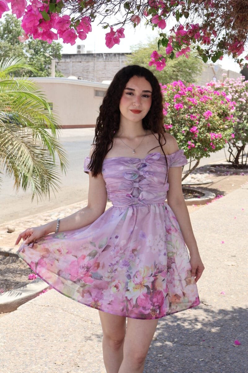 Vestido corto lila con estampado de flores
