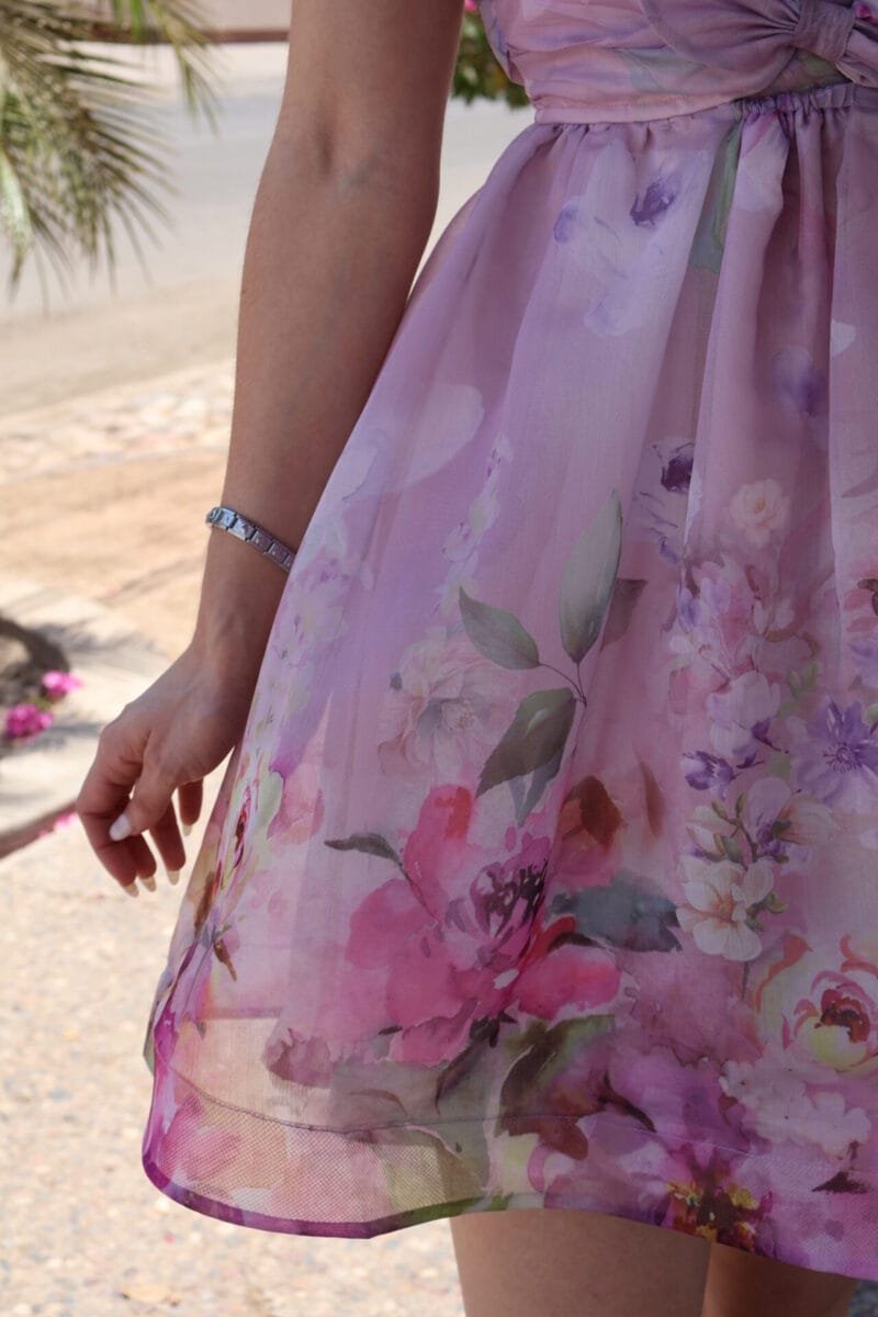 Vestido corto lila con estampado de flores - Image 4