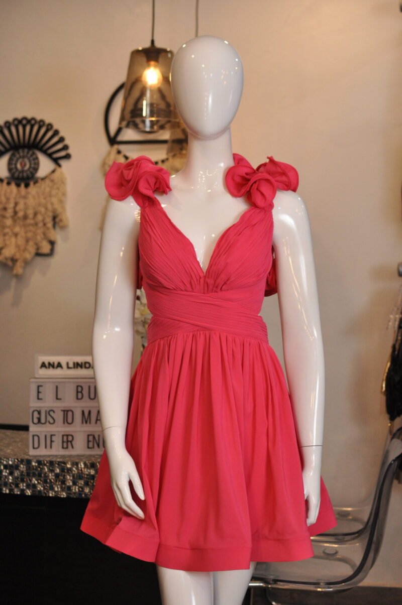 Vestido corto rosa detalle en mangas