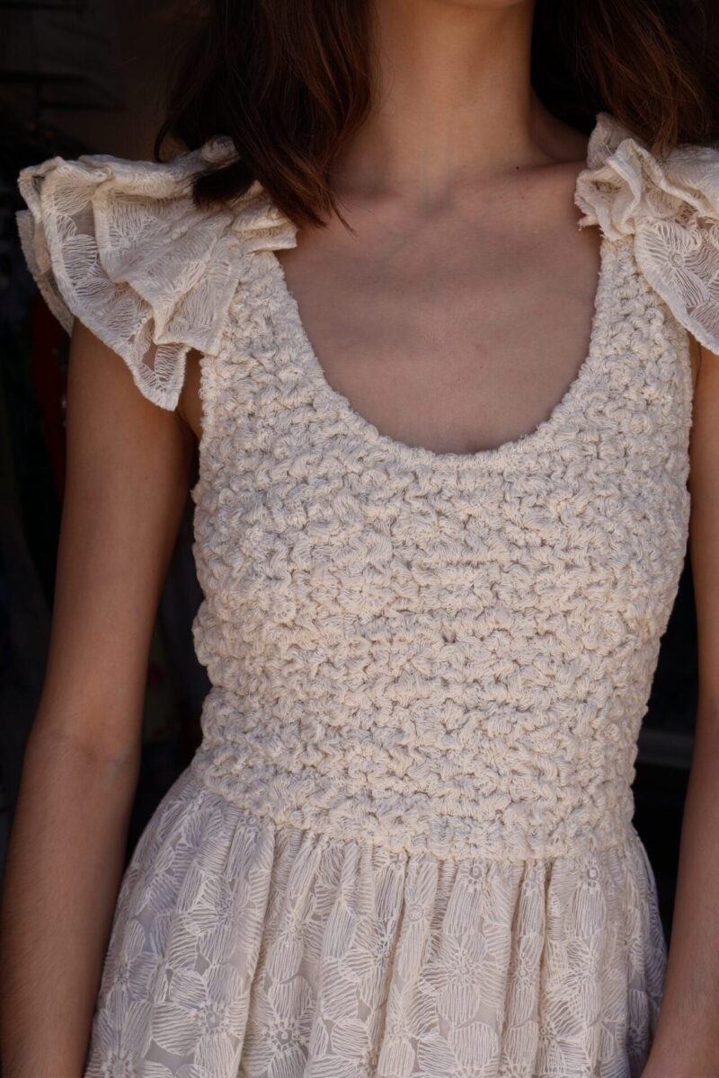 Vestido media pierna bordado beige - Image 3