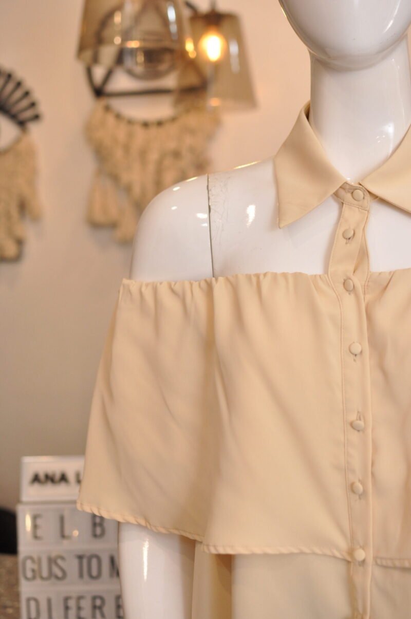 Blusa lisa nude con botones - Image 2