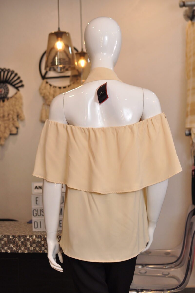 Blusa lisa nude con botones - Image 4