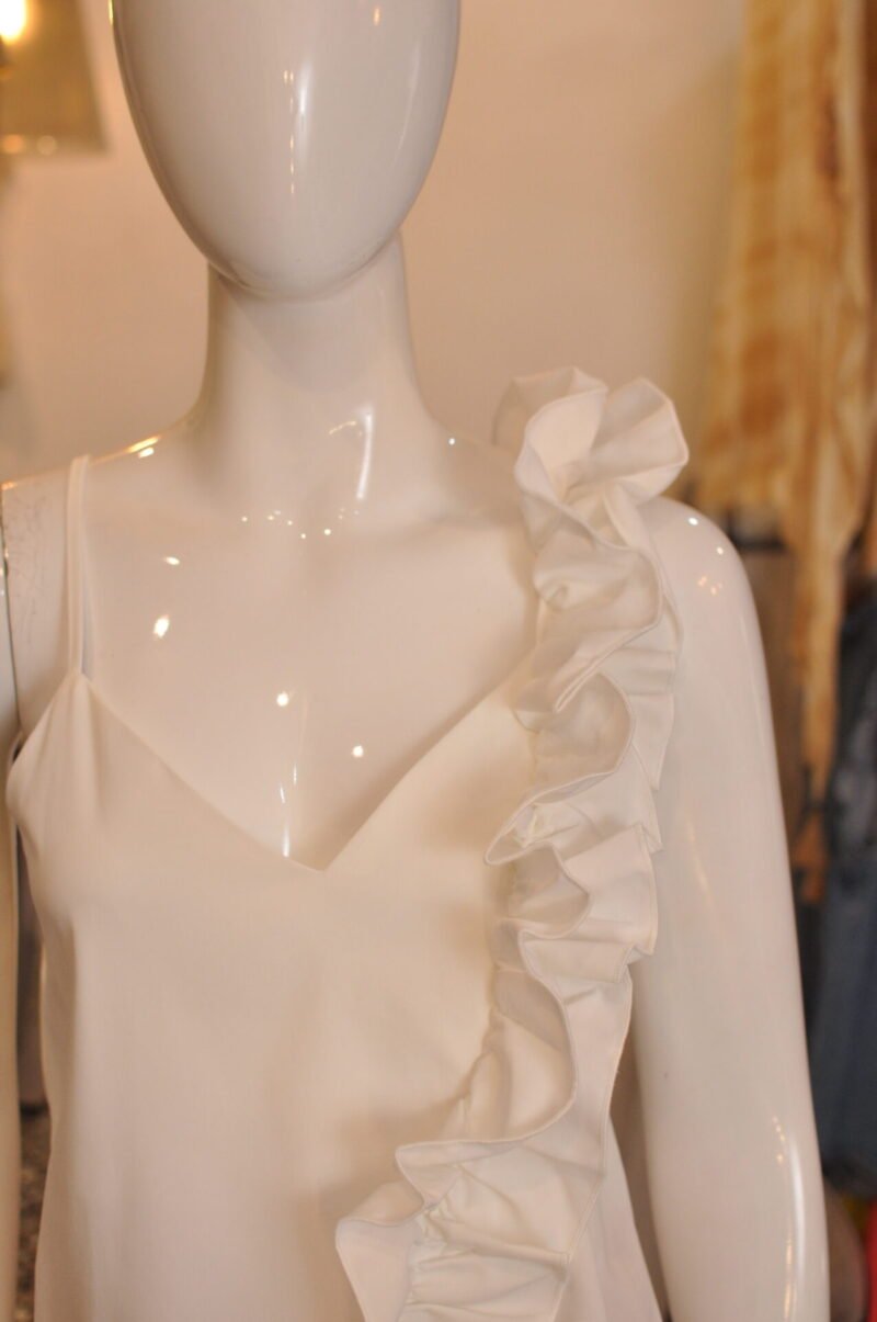 Blusa blanca con detalle en manga - Image 2