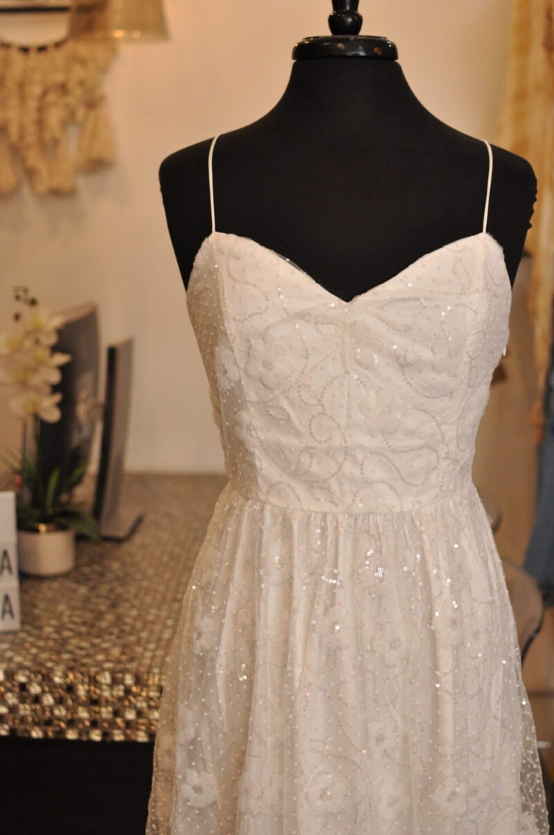 Vestido midi blanco con detalles de flores - Image 2
