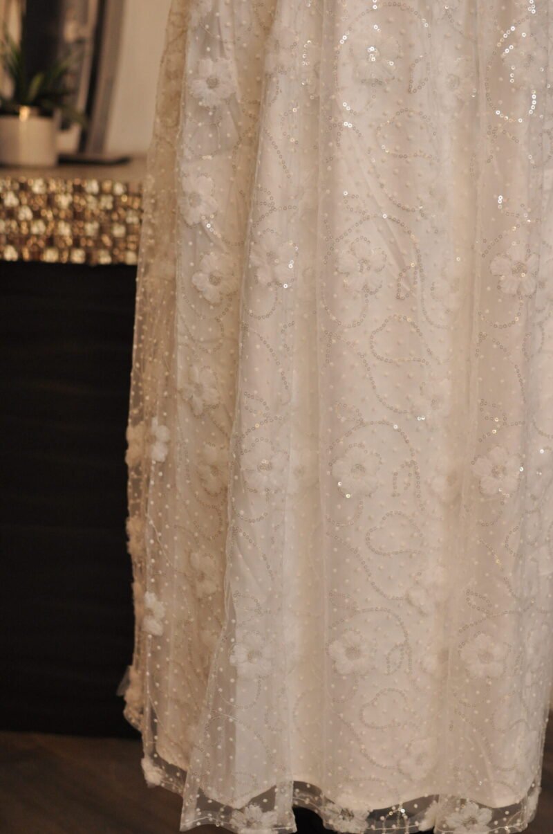 Vestido midi blanco con detalles de flores - Image 3