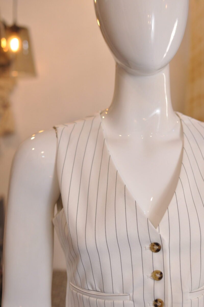 Set pantalon con chaleco blanco con rayas - Image 3