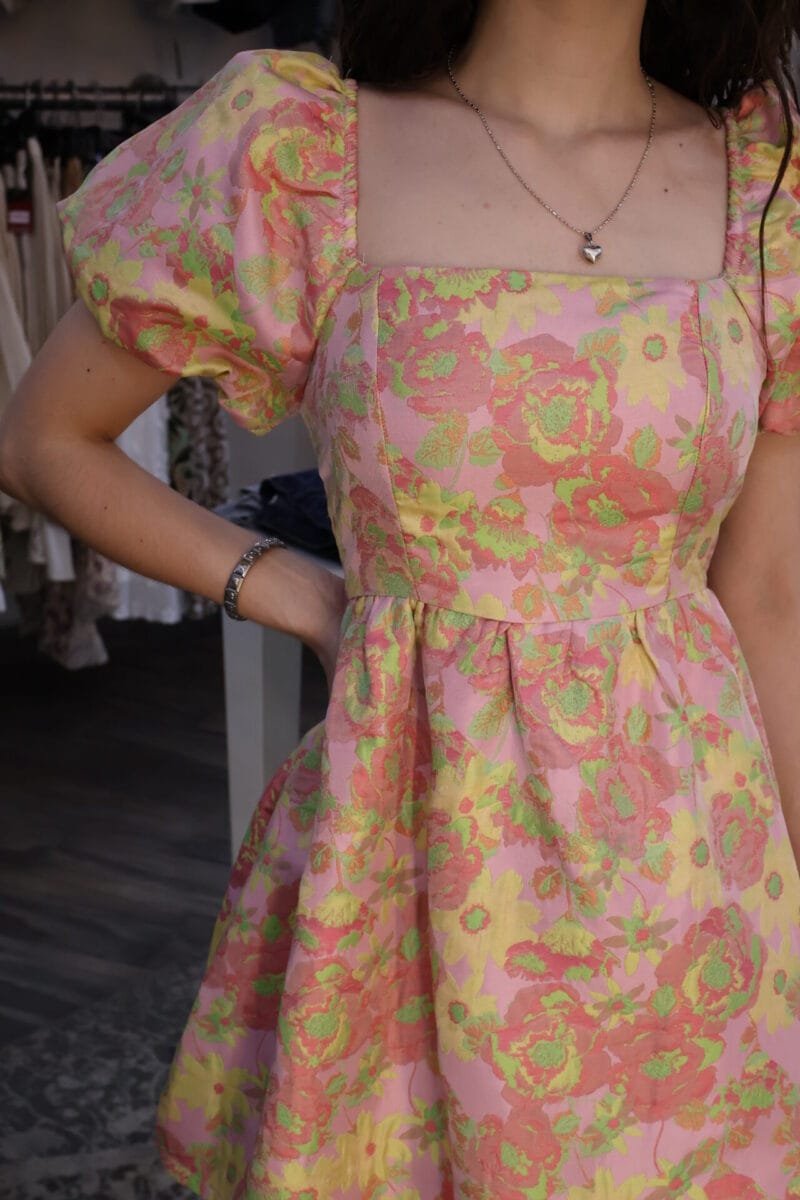 Vestido corto rosa estampado - Image 3