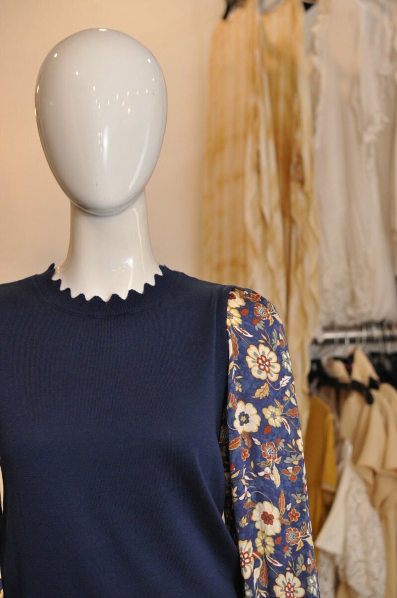 Blusa azul marina estampada - Image 2