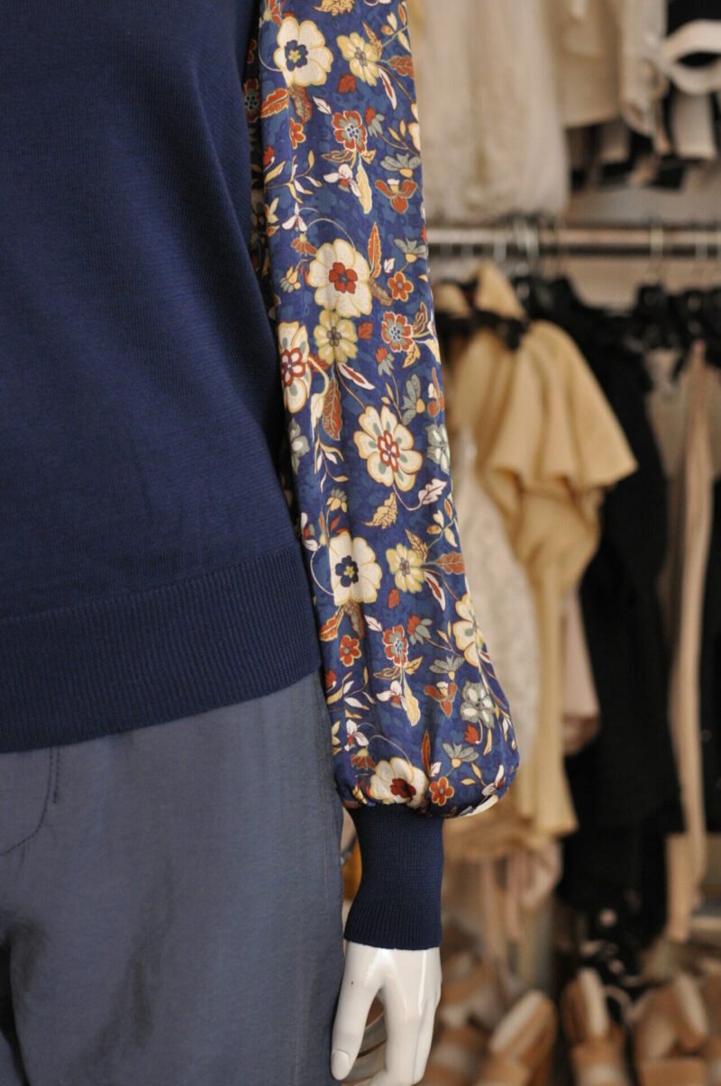 Blusa azul marina estampada - Image 3