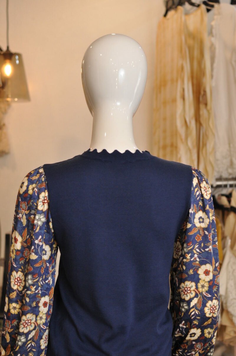 Blusa azul marina estampada - Image 4