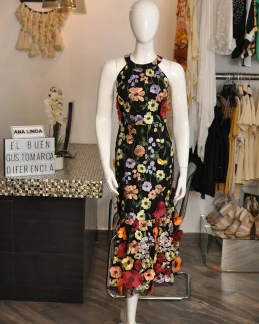 Vestido media pierna sin mangas negro con flores
