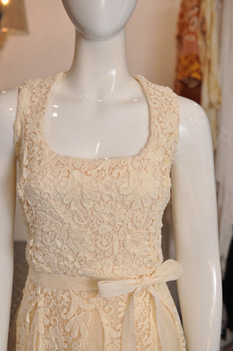 Vestido media pierna de encaje con detalles de tul beige - Image 4
