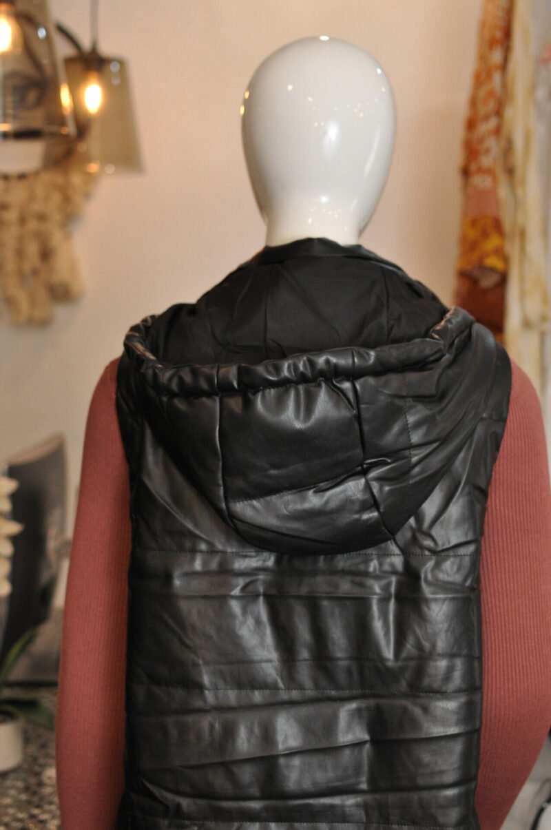 Chaleco largo tipo piel con gorro negro - Image 3