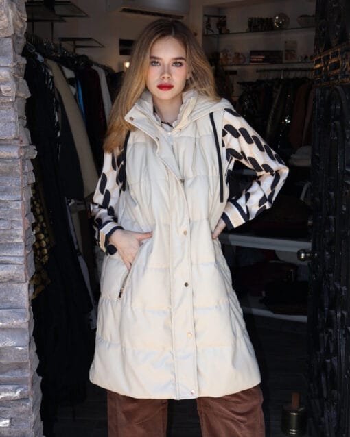 Chaleco largo tipo piel con gorro beige