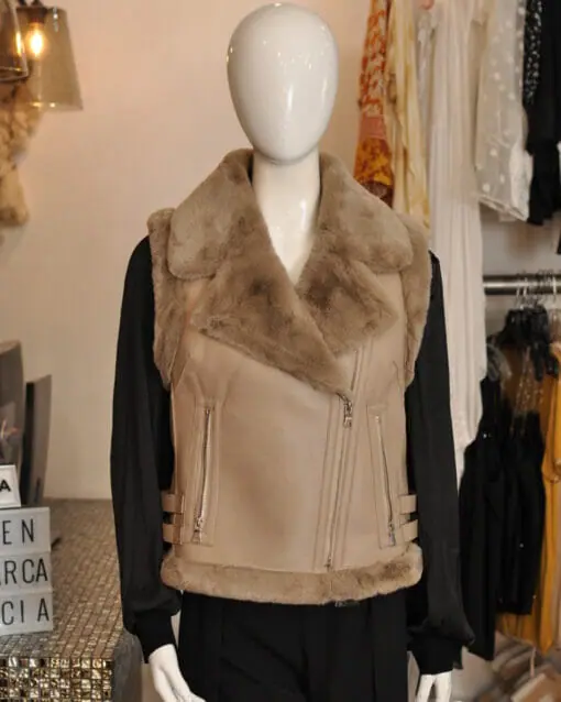 Chaleco tipo piel con faux fur