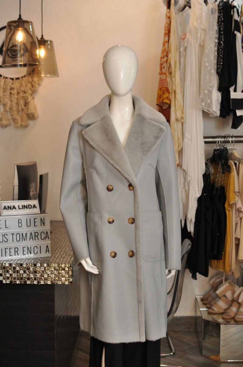 Abrigo largo reversible tipo piel y faux fur gris