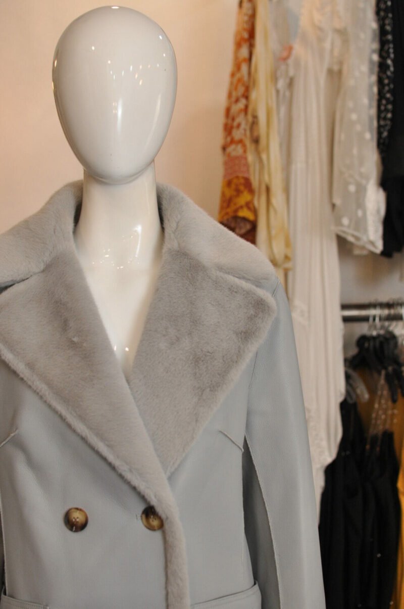 Abrigo largo reversible tipo piel y faux fur gris - Image 2